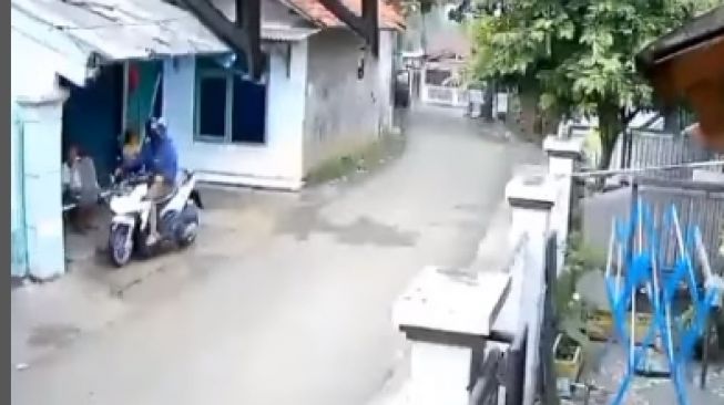 Lagi Jelaskan Alamat, Bocah Teriak Histeris Setelah HP Dirampas Jambret