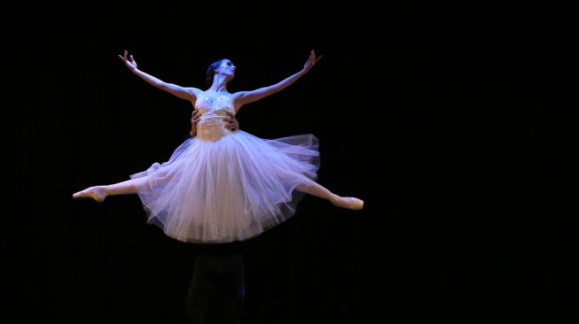 Penari dari Balet Italia Selatan saat tampil dalam Festival Balet Internasional Cali ke-13 di Cali, Kolombia, Jumat (16/9/2022). [Paola MAFLA/AFP]