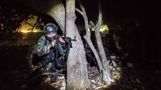 Pasukan Khusus TNI AL melakukan perimeter tempur saat Latihan Operasi Dukungan Pasukan Khusus di Pulau Damar, Jakarta, Senin (19/9/2022) dini hari. [NTARA FOTO/Muhammad Adimaja /foc.