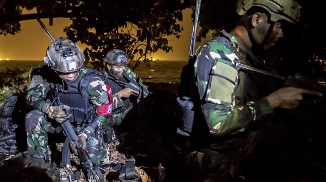 Pasukan Khusus TNI AL melakukan perimeter tempur saat Latihan Operasi Dukungan Pasukan Khusus di Pulau Damar, Jakarta, Senin (19/9/2022) dini hari. [ANTARA FOTO/Muhammad Adimaja /foc].