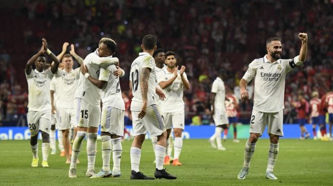 Para pemain Real Madrid merayakan kemenangan di markas Atletico Madrid, Stadion Wanda Metropolitano, Senin (19/9/2022) dini hari WIB. [OSCAR DEL POZO / AFP]