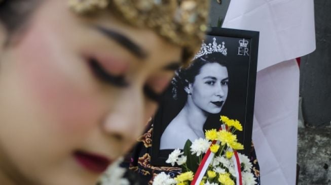 Seniman dari komunitas Mataholang Nisa Dwi Ramdini membawakan tarian penghormatan untuk Ratu Elizabeth II bertajuk Sangang Dasa Enem di Bandung, Jawa Barat, Senin (19/9/2022). [ANTARA FOTO/Novrian Arbi/foc].