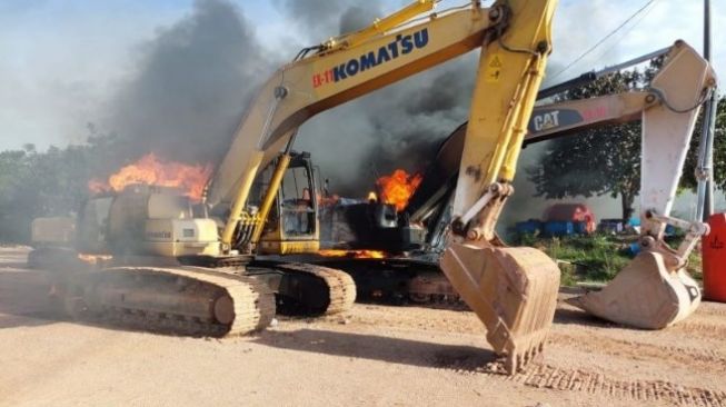 Polisi Kejar Pelaku Pembakaran Kantor PT Adijaya Karya Makmur di Lokasi Tambang Emas