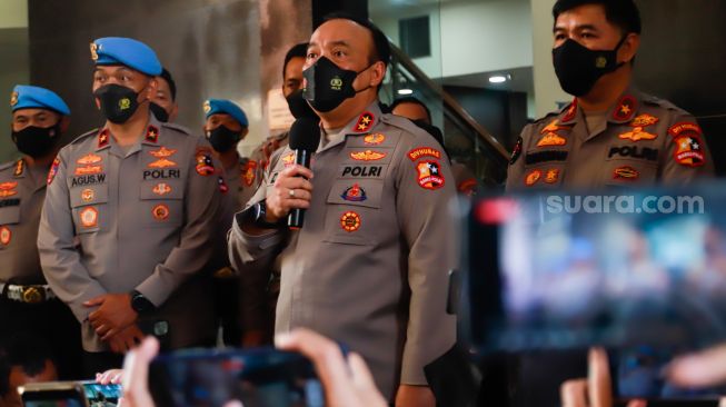 Kadiv Humas Polri Irjen Pol Dedi Prasetyo (tengah) memberikan keterangan pers terkait hasil sidang banding kode etik Polri terhadap mantan Kepala Divisi Propam Polri Ferdy Sambo di Gedung TNCC Polri, Jakarta Selatan, Senin (19/9/2022). [Suara.com/Alfian Winanto]