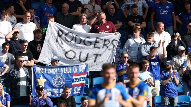 Suporter Leicester City membentangkan banner 'Rodgers Out'. [ADRIAN DENNIS / AFP]