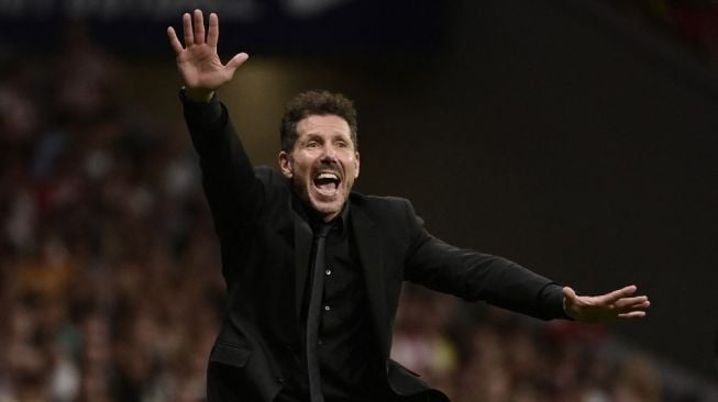 Gestur pelatih Atletico Madrid, Diego Simeone pada laga Liga Spanyol kontra Real Madrid di Stadion Wanda Metropolitano, Madrid, Spanyol, Senin (19/9/2022) dini hari WIB. [JAVIER SORIANO / AFP]