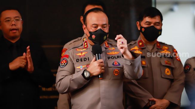 Kadiv Humas Polri Irjen Pol Dedi Prasetyo (tengah) memberikan keterangan pers terkait hasil sidang banding kode etik Polri terhadap mantan Kepala Divisi Propam Polri Ferdy Sambo di Gedung TNCC Polri, Jakarta Selatan, Senin (19/9/2022). [Suara.com/Alfian Winanto]