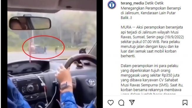 Ibu-ibu PNS merekam detik-detik perampokan bersenjata api terhadap sebuah mobil di Jalinsum wilayah Musi Rawas, Sumsel pada Senin (19/9/2022) pagi. (Instagram/@terang_media)