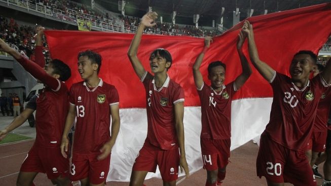 Sejumlah pesepak bola Timnas Indonesia U-20 melakukan selebrasi usai menang melawan tim Vietnam pada pertandingan Kualifikasi Piala Asia U-20 2023 Grup F di Stadion Gelora Bung Tomo, Surabaya, Jawa Timur, Minggu (18/9/2022). [ANTARA FOTO/Moch Asim]