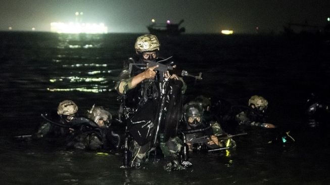 Pasukan Khusus TNI AL bersiap melakukan penyerangan saat Latihan Operasi Dukungan Pasukan Khusus di Pulau Damar, Jakarta, Senin (19/9/2022) dini hari. [ANTARA FOTO/Muhammad Adimaja /foc].