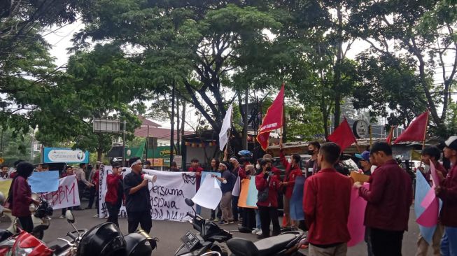 Tolak Kenaikan Harga BBM, IMM dan KAMMI Gelar Aksi di DPRD Cianjur