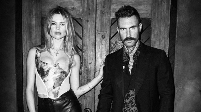 Potret Mesra Adam Levine dan Istri (Instagram/@adamlevine)