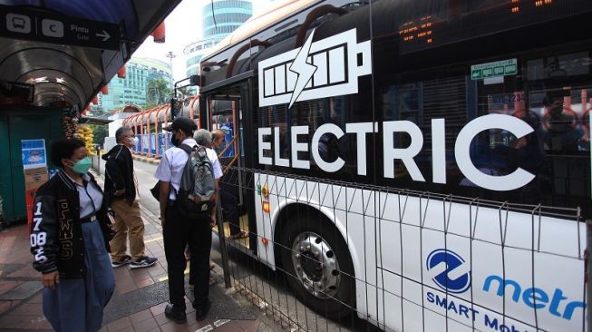 Warga bersiap menaiki Bus Listrik Transjakarta di Terminal Blok M, Jakarta, Selasa (20/9/2022). [NTARA FOTO/Reno Esnir/tom].