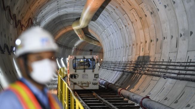 Pekerja berada di tunnel proyek pembangunan jalur MRT Jakarta fase 2A CP201 di kawasan Monumen Nasional (Monas), Jakarta, Selasa (20/9/2022).[ANTARA FOTO/M Risyal Hidayat/foc].