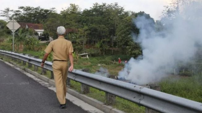 Ganjar Pranowo Padamkan Api di Pinggir Tol Bawen-Ungaran