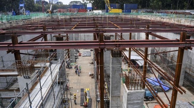 Sejumlah pekerja menyelesaikan proyek pembangunan jalur MRT Jakarta fase 2A CP201 di kawasan Monas, Jakarta, Selasa (20/9/2022). [ANTARA FOTO/M Risyal Hidayat/foc].