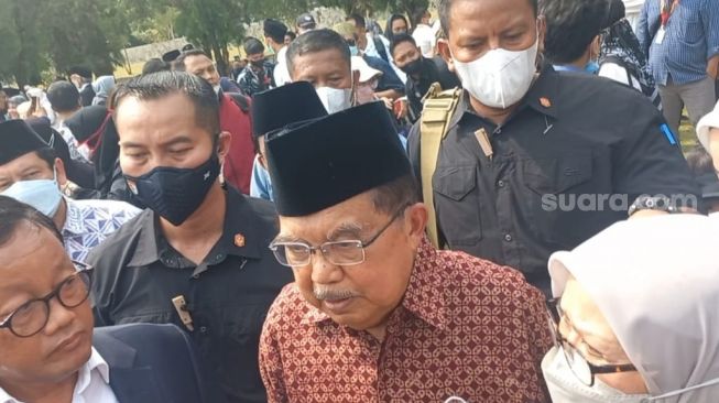 Mantan Wapres Jusuf Kalla (JK) usai menghadiri pemakaman Azyumardi Azra di TMP Kalibata. (Suara.com/Rakha)