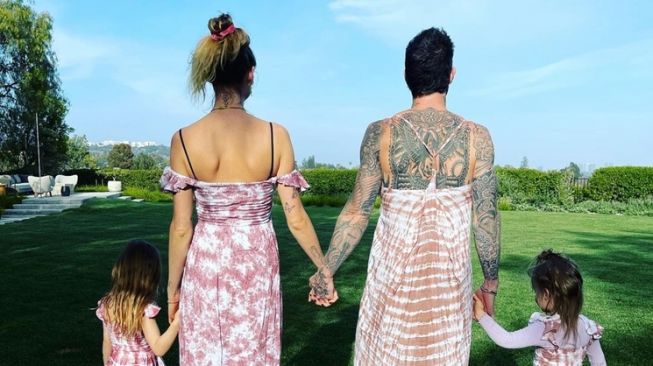 Potret Mesra Adam Levine dan Istri (Instagram/@adamlevine)