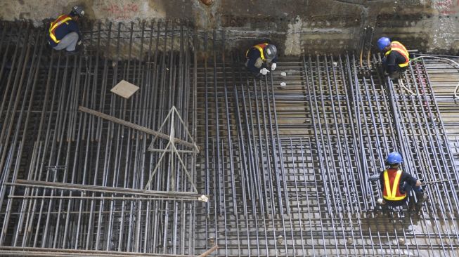 Sejumlah pekerja menyelesaikan proyek pembangunan jalur MRT Jakarta fase 2A CP201 di kawasan Monumen Nasional (Monas), Jakarta, Selasa (20/9/2022). [ANTARA FOTO/M Risyal Hidayat/foc].