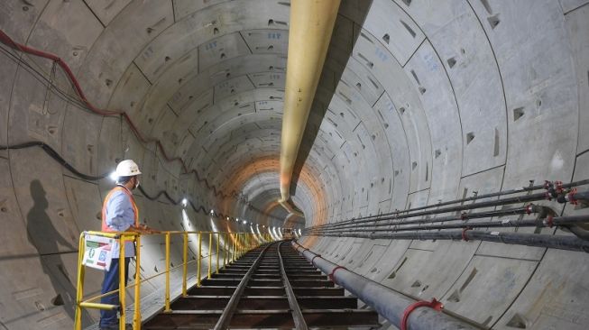 Pekerja berada di tunnel proyek pembangunan jalur MRT Jakarta fase 2A CP201 di kawasan Monumen Nasional (Monas), Jakarta, Selasa (20/9/2022). [ANTARA FOTO/M Risyal Hidayat/foc].