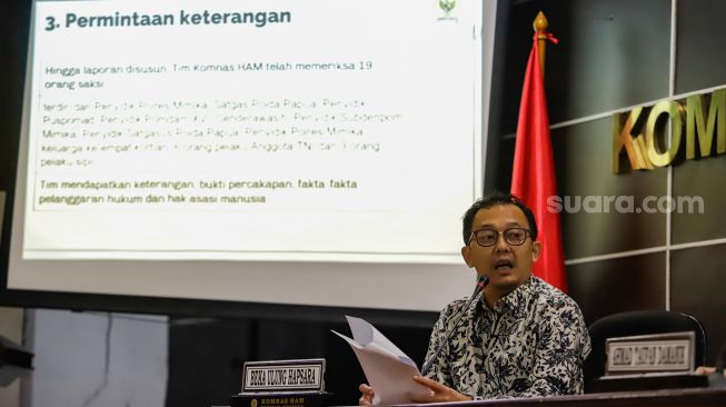 Komisioner Komnas HAM Beka Ulung Hapsari saat memberikan keterangan pers terkait kasus mutilasi warga Papua di Gedung Komnas HAM, Jakarta Pusat,  Selasa (20/9/2022). [Suara.com/Alfian Winanto]