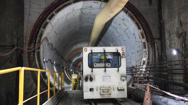 Pekerja menyelesaikan proyek pembangunan jalur MRT Jakarta fase 2A CP201 di kawasan Monumen Nasional (Monas), Jakarta, Selasa (20/9/2022). [ANTARA FOTO/M Risyal Hidayat/foc].