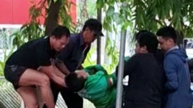 Driver Ojol Diduga Hendak Bunuh Diri Diselamatkan Satpol PP di Makassar