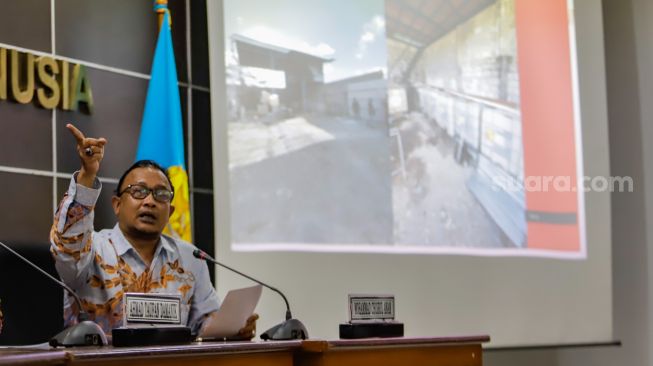 Komisioner Komnas HAM Choirul Anam menunjukkan TKP pembunuhan saat memberikan keterangan pers terkait kasus mutilasi warga Papua di Gedung Komnas HAM, Jakarta Pusat,  Selasa (20/9/2022). [Suara.com/Alfian Winanto]