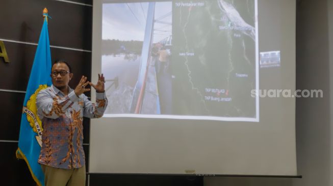 Komisioner Komnas HAM Choirul Anam menunjukkan TKP pembunuhan saat memberikan keterangan pers terkait kasus mutilasi warga Papua di Gedung Komnas HAM, Jakarta Pusat,  Selasa (20/9/2022). [Suara.com/Alfian Winanto]