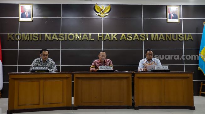 Ketua Komisi Nasional Hak Asasi Manusia (Komnas HAM) Ahmad Taufan Damanik (tengah) didampingi Komisioner Komnas HAM Beka Ulung Hapsara (kiri) dan Choirul Anam (kanan) saat memberikan keterangan pers terkait kasus mutilasi warga Papua di Gedung Komnas HAM, Jakarta Pusat,  Selasa (20/9/2022). [Suara.com/Alfian Winanto]