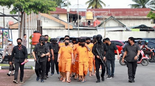 Para tersangka peredaran narkoba yang diringkus Polda Riau. (Dok. Polda Riau)