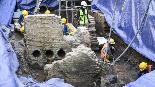 Sejumlah pekerja berusaha membersihkan terakota yang berada di proyek pembangunan jalur MRT Jakarta fase 2 CP-203 di kawasan Glodok, Jakarta Barat, Selasa (20/9/2022). [ANTARA FOTO/M Risyal Hidayat/foc].