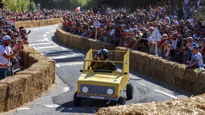 Sebuah tim balap berkompetisi dalam perlombaan Red Bull Soapbox di Toulouse, Prancis, Minggu (18/9/2022). [Charly Triballeau/AFP]
