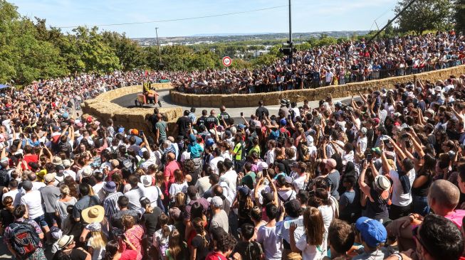 Sebuah tim balap berkompetisi dalam perlombaan Red Bull Soapbox di Toulouse, Prancis, Minggu (18/9/2022). [Charly Triballeau/AFP]
