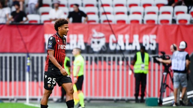 Bek Nice asal Prancis, Jean-Clair Todibo bereaksi setelah ia menerima kartu merah hanya 9 detik sejak kick-ff dalam lanjutan Ligue 1 Prancis antara OGC Nice vs SCO Angers di Stadion Allianz Riviera di Nice, Prancis tenggara, pada 18 September 2022.
Clement MAHOUDEA / AFP.