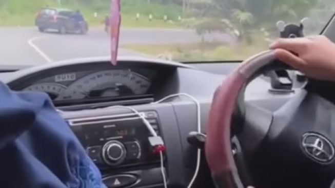 Viral Video Mobil yang Dikendarai Emak-emak Coba Dicegat dan Ditodong Perampok Saat Melintas di Jalinsum