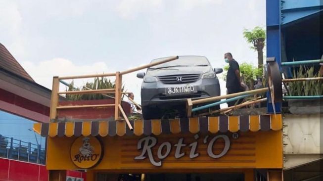 Viral penampakan mobil Honda Jazz nyaris terjatuh di parkiran RS Polri Kramat Jati. Sopir kendaraan itu disebut kaget baru pertama kali memarkir kendaraannya di lokasi. (tangkapan layar/ist)