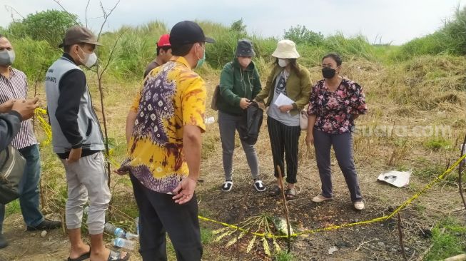 Potret Haru Keluarga Iwan Budi Paulus Kirim Doa dan Tabur di Lokasi Penemuan Jenazah