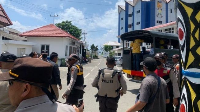 Rumah Pribadi Gubernur Papua Lukas Enembe Dipantau Drone, Ribuan Massa Melakukan Pengamanan