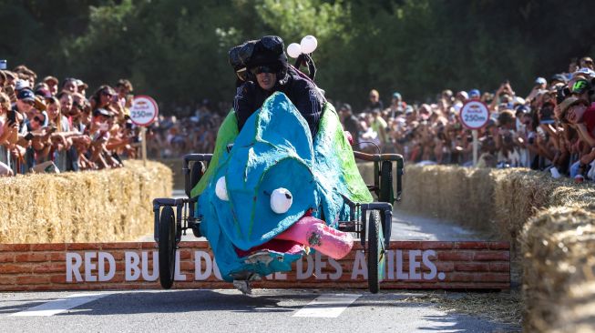 Sebuah tim balap berkompetisi dalam perlombaan Red Bull Soapbox di Toulouse, Prancis, Minggu (18/9/2022). [Charly Triballeau/AFP]
