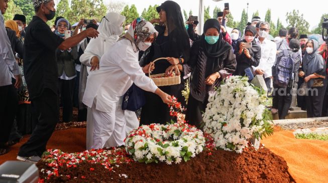 Prosesi pemakaman Ketua Dewan Pers Azyumardi Azra di Taman Makam Pahlawan, Kalibata, Jakarta Selatan, Selasa (20/9/2022). [Suara.com/Alfian Winanto]