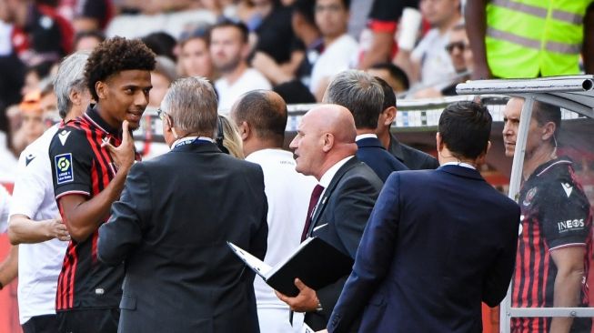 Bek Nice asal Prancis, Jean-Clair Todibo (kiri) bereaksi setelah ia menerima kartu merah hanya 9 detik sejak kick-ff dalam lanjutan Ligue 1 Prancis antara OGC Nice vs SCO Angers di Stadion Allianz Riviera di Nice, Prancis tenggara, pada 18 September 2022.
Clement MAHOUDEA / AFP.