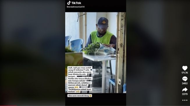 Lelaki ini rela tukar sayur dengan mie instan. [TikTok]