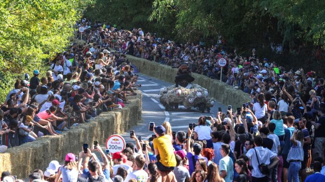 Sebuah tim balap berkompetisi dalam perlombaan Red Bull Soapbox di Toulouse, Prancis, Minggu (18/9/2022). [Charly Triballeau/AFP]
