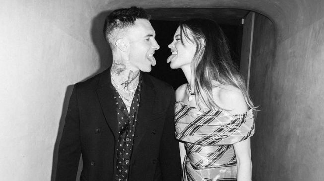 Potret Mesra Adam Levine dan Istri (Instagram/@adamlevine)