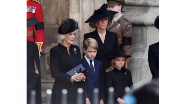 Potret Pangeran George, Putri Charlotte bersama ibunya Kate Middleton dan neneknya Permaisuri Camilla (Twitter/@RegalEyes)