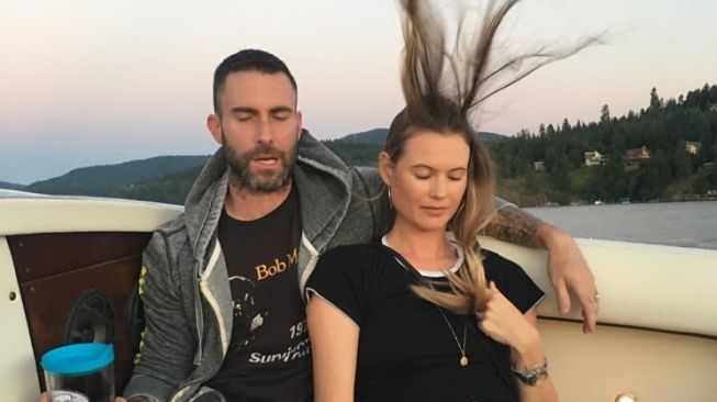 Potret Mesra Adam Levine dan Istri (Instagram/@adamlevine)