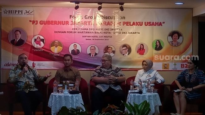 Ketua DPD Golkar DKI Jakarta, Ahmed Zaki Iskandar, (pojok kanan). (Suara.com/Yosea Arga)