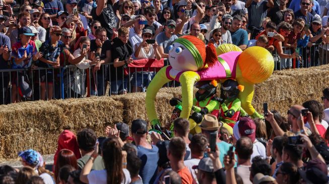 Sebuah tim balap berkompetisi dalam perlombaan Red Bull Soapbox di Toulouse, Prancis, Minggu (18/9/2022). [Charly Triballeau/AFP]
