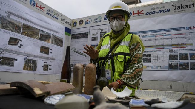 Petugas menunjukkan sejumlah artefak yang ditemukan di proyek pembangunan jalur MRT Jakarta fase 2 CP-203 di kawasan Glodok, Jakarta Barat, Selasa (20/9/2022). [ANTARA FOTO/M Risyal Hidayat/foc].